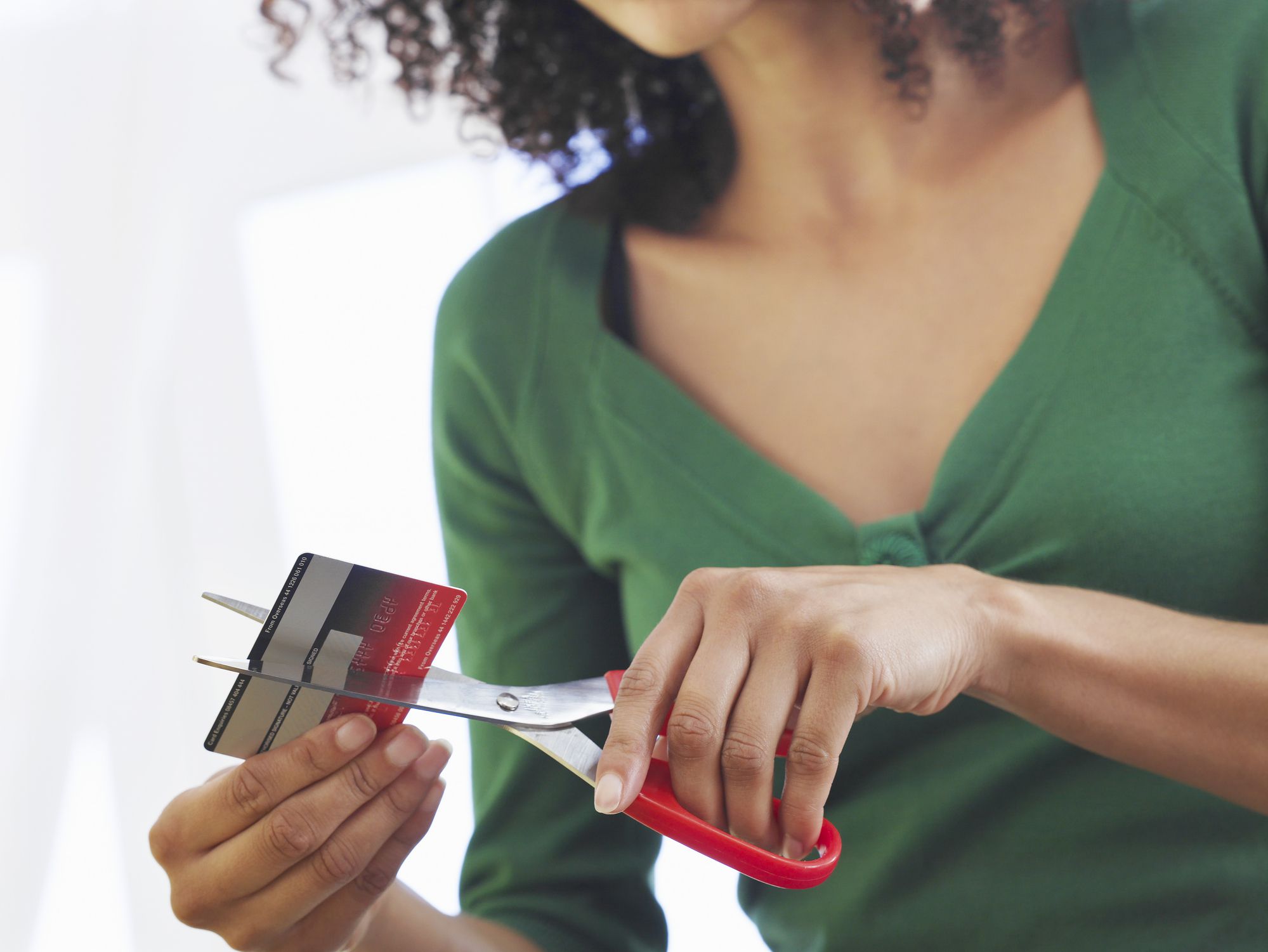 Свободен от долгов. Разрезанная банковская карта. Женщина с кредитной картой. Картинка порезанная кредитная карта. Человек с кредиткой картинки.